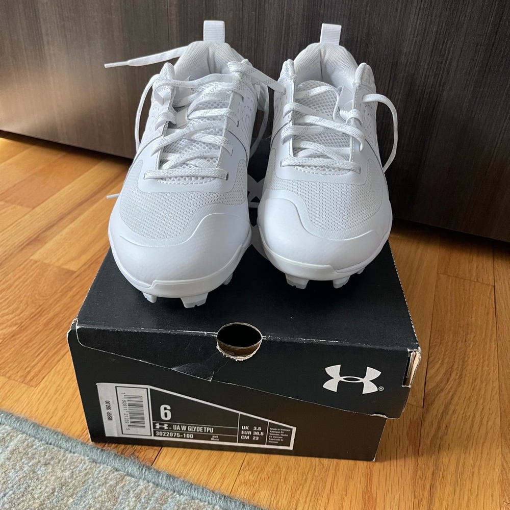 Woman’s Softball Cleats